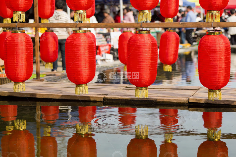 高清大图下载【趣麦麦图】红灯笼映水市集热闹场景