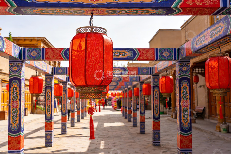 高清大图下载【趣麦麦图】古街彩灯高挂节日氛围浓厚