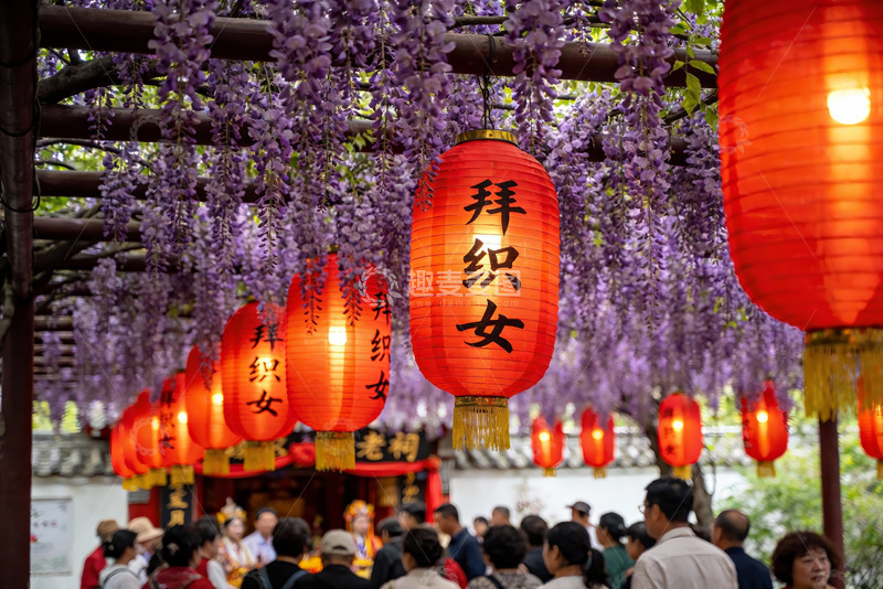 高清大图下载【趣麦麦图】紫藤花下红灯笼祈福场景