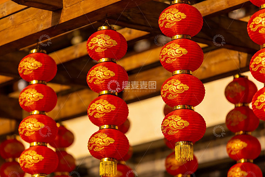 红灯笼高挂古建筑