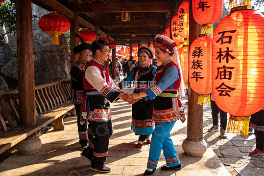 民族服饰舞者牵手庆祝节日