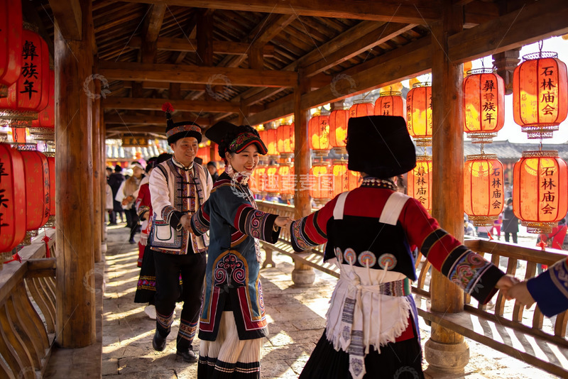 高清大图下载【趣麦麦图】民族服饰女子牵手行走在廊桥