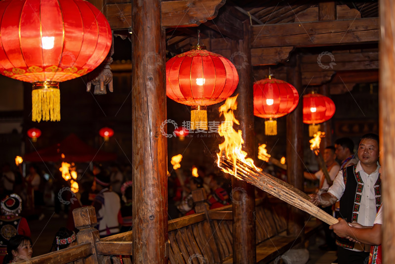 高清大图下载【趣麦麦图】夜游古建筑挂红灯笼点火把