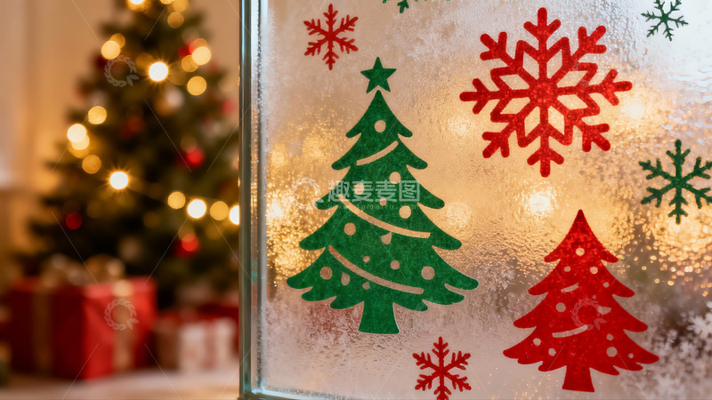 高清大图下载【趣麦麦图】圣诞窗贴与装饰树的温馨场景