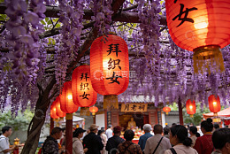 紫藤花下红灯笼祈福场景