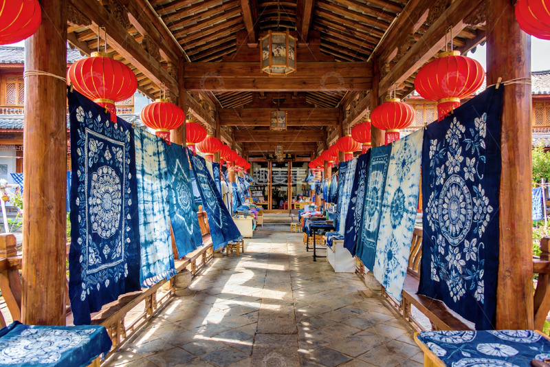 高清大图下载【趣麦麦图】古色古香长廊挂满蓝印花布
