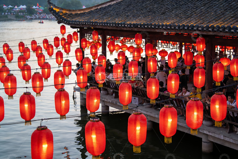 高清大图下载【趣麦麦图】湖畔古亭红灯笼夜景