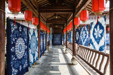 古廊道晾晒蓝印花布