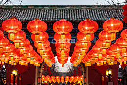 红灯笼挂满古建筑入口