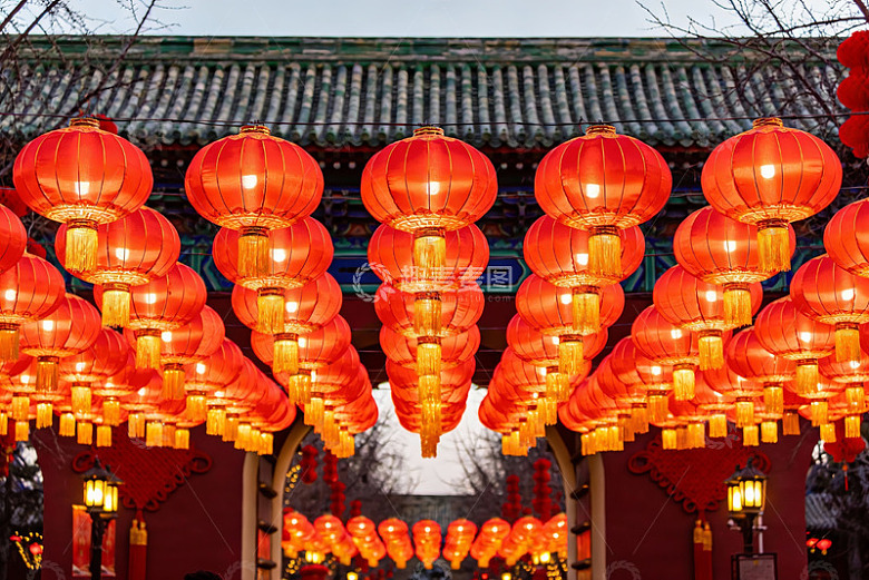 红灯笼挂满古建筑入口