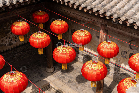 古建筑红灯笼高挂迎佳节