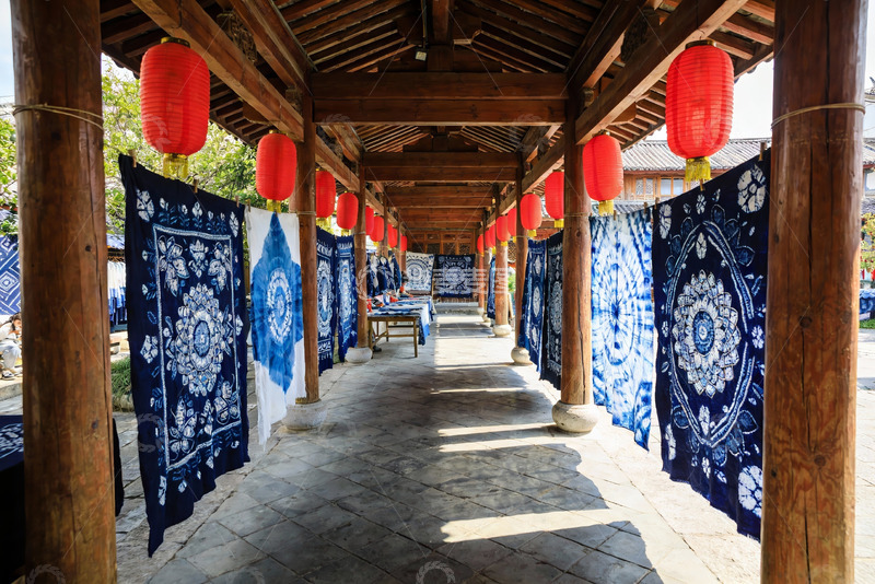 高清大图下载【趣麦麦图】古廊道蓝印花布与红灯笼