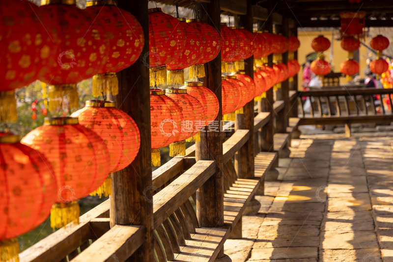 高清大图下载【趣麦麦图】古桥廊檐红灯笼