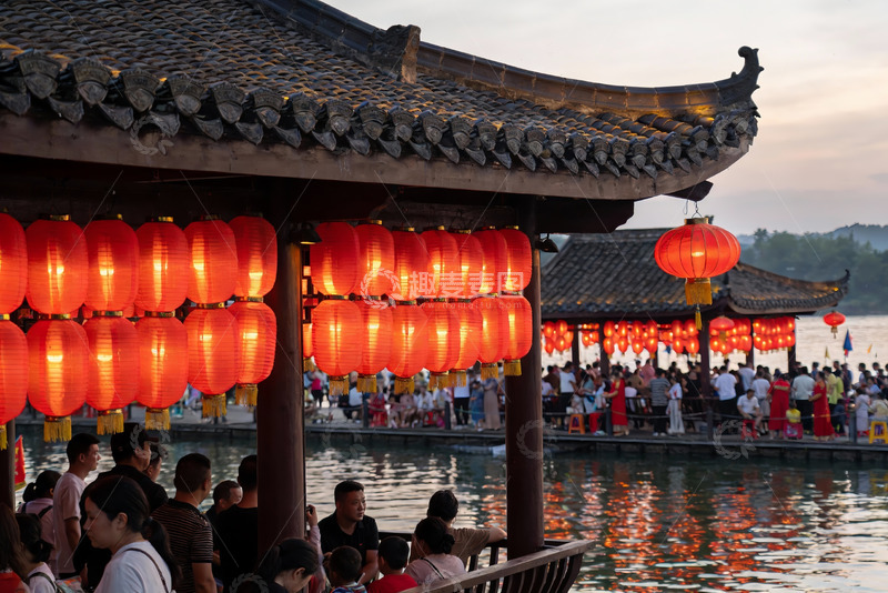 高清大图下载【趣麦麦图】古建筑水边挂红灯笼人群聚集