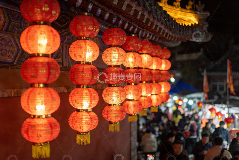 高清大图下载【趣麦麦图】夜市红灯笼高挂人群熙攘