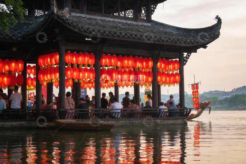 高清大图下载【趣麦麦图】古亭红灯映水游人赏景