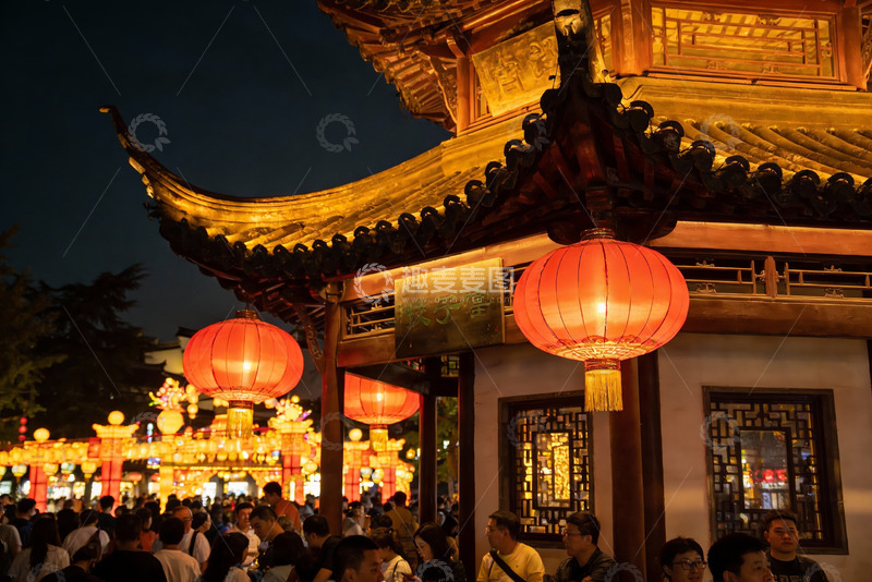 高清大图下载【趣麦麦图】夜游古建筑挂红灯笼人群熙攘