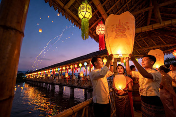 夜色桥上放飞孔明灯