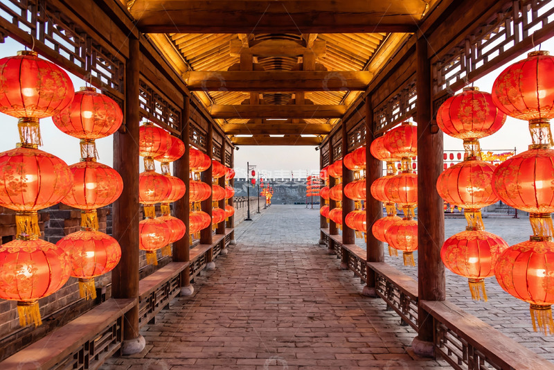 高清大图下载【趣麦麦图】古色古香长廊挂满红灯笼
