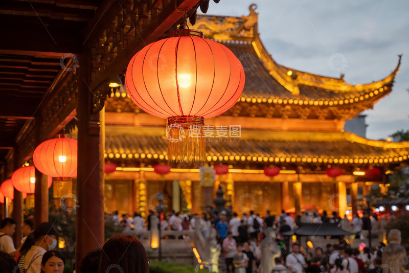高清大图下载【趣麦麦图】古建筑前红灯笼夜景人群