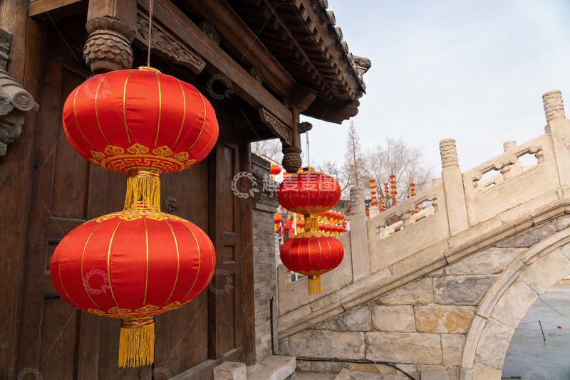 高清大图下载【趣麦麦图】古建筑前悬挂的红色灯笼