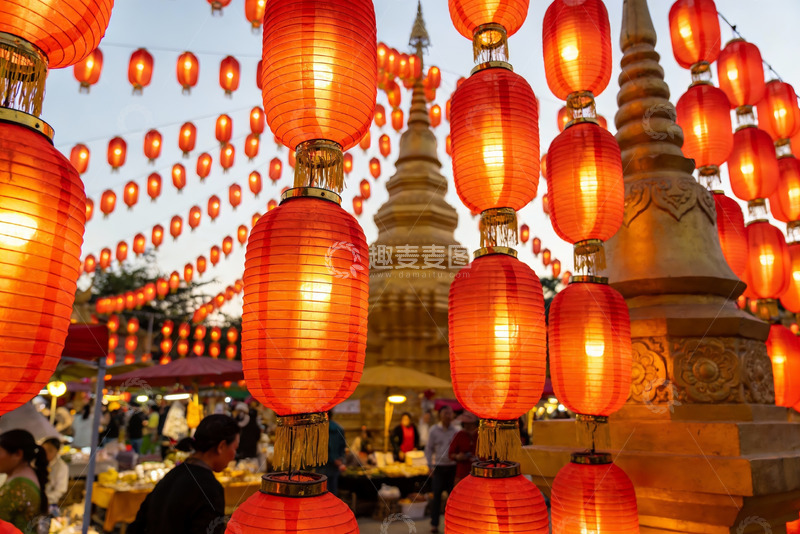 高清大图下载【趣麦麦图】夜市灯笼高挂人群熙攘
