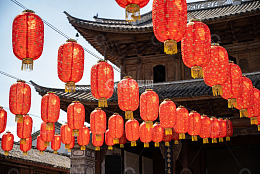 红灯笼挂满古建筑节日氛围