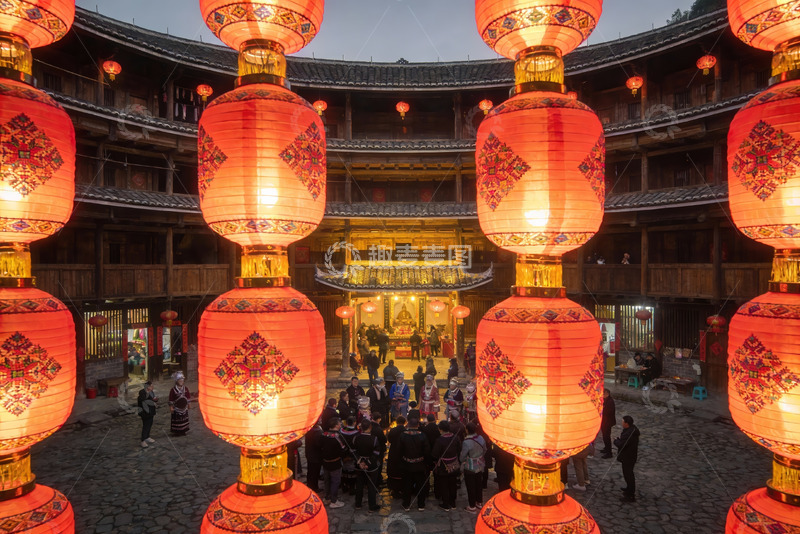 高清大图下载【趣麦麦图】古建筑庭院挂红灯笼人群聚集