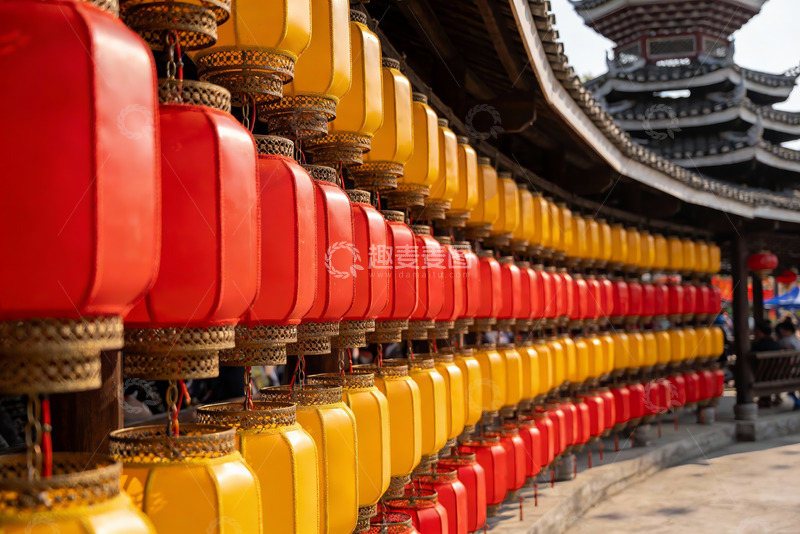 高清大图下载【趣麦麦图】红黄灯笼挂满古建筑廊檐