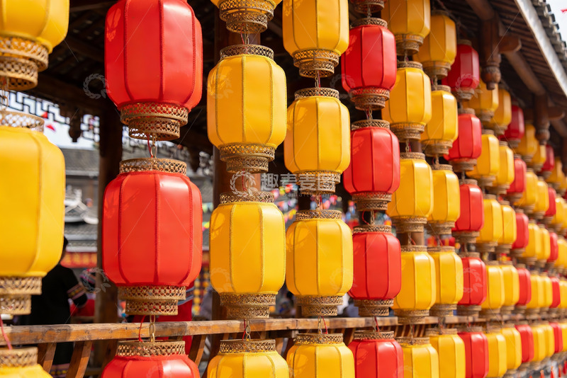 高清大图下载【趣麦麦图】红黄灯笼挂满古建筑