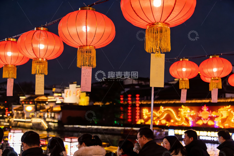 高清大图下载【趣麦麦图】夜市红灯笼高挂人群熙攘