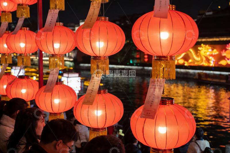 高清大图下载【趣麦麦图】夜游河畔红灯笼高挂