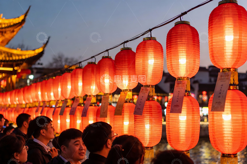 高清大图下载【趣麦麦图】夜幕下红灯笼与人群