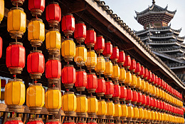 古建筑前红黄灯笼高挂