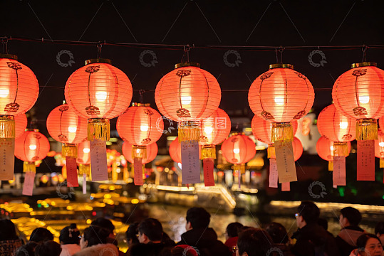 夜市红灯笼高挂人群熙攘