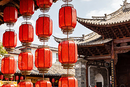 红灯笼挂满古建筑