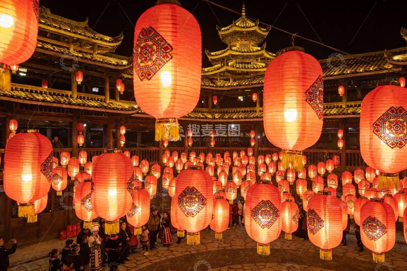 高清大图下载【趣麦麦图】夜幕下古建筑群挂满红灯笼