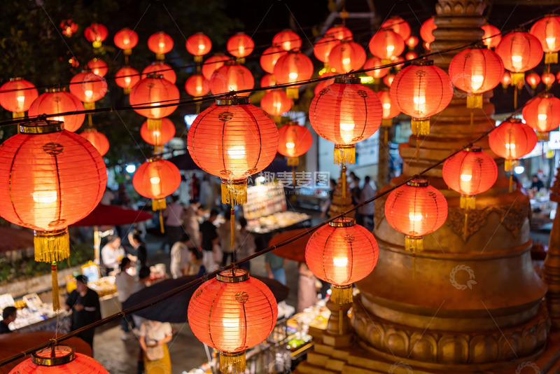 高清大图下载【趣麦麦图】夜市红灯笼高挂人群熙攘