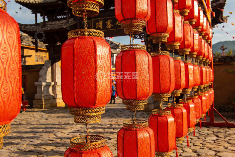 高清大图下载【趣麦麦图】古街红灯笼装饰场景