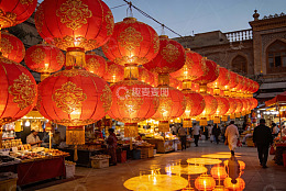 夜市红灯笼高挂人群熙攘