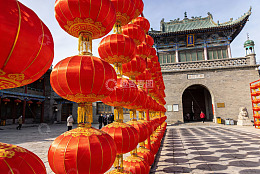 红灯笼装饰的传统建筑入口