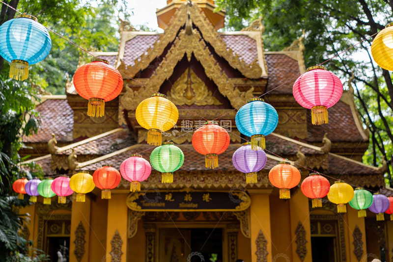 高清大图下载【趣麦麦图】彩色灯笼装饰古建筑