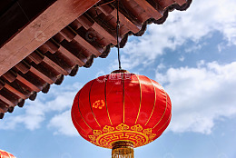 红灯笼悬于古建筑屋檐下