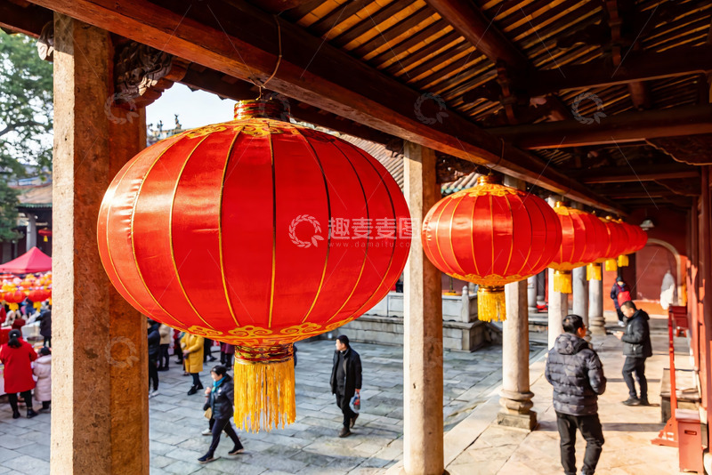 高清大图下载【趣麦麦图】古建筑长廊挂红灯笼游人漫步