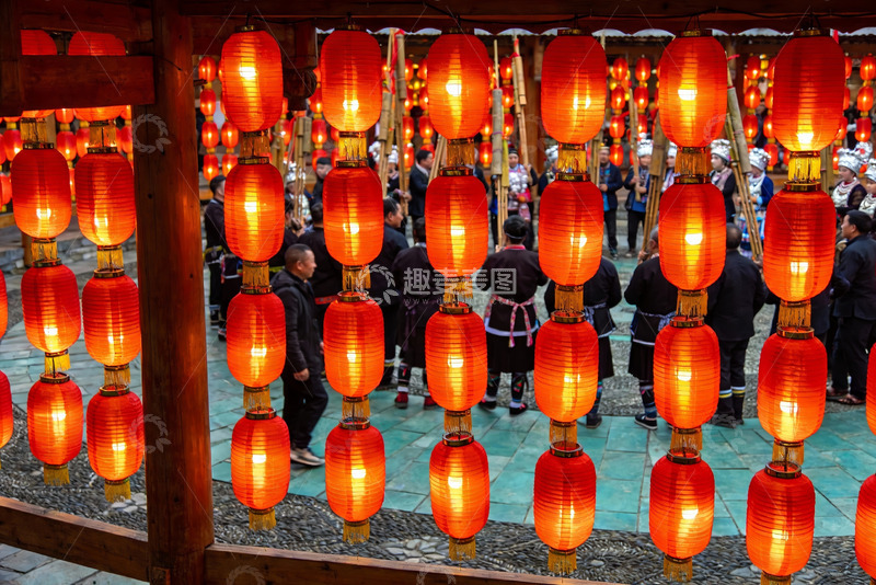 高清大图下载【趣麦麦图】红灯笼下人群聚集的节日场景