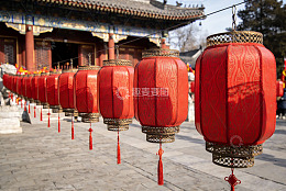 红灯笼挂满古建筑前