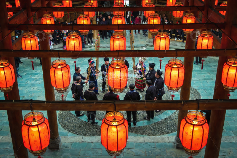 高清大图下载【趣麦麦图】古建筑庭院灯笼高挂人群聚集