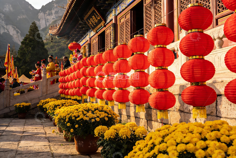 高清大图下载【趣麦麦图】古建筑前红灯笼与黄菊花