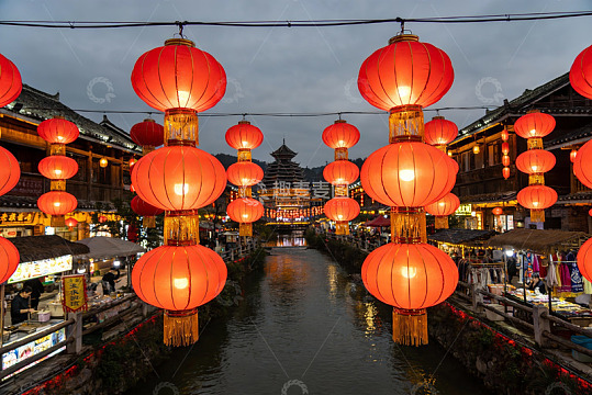 夜色古街红灯笼高挂
