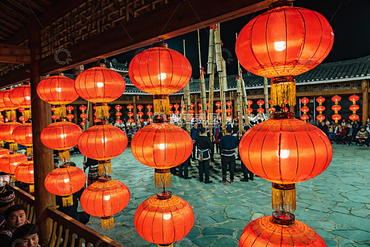 夜幕下红灯笼高挂的热闹场景